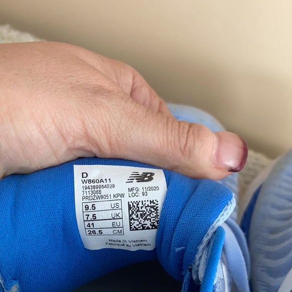 Blue new balance sneakers women’s 9 1/2 - Picture 8 of 10